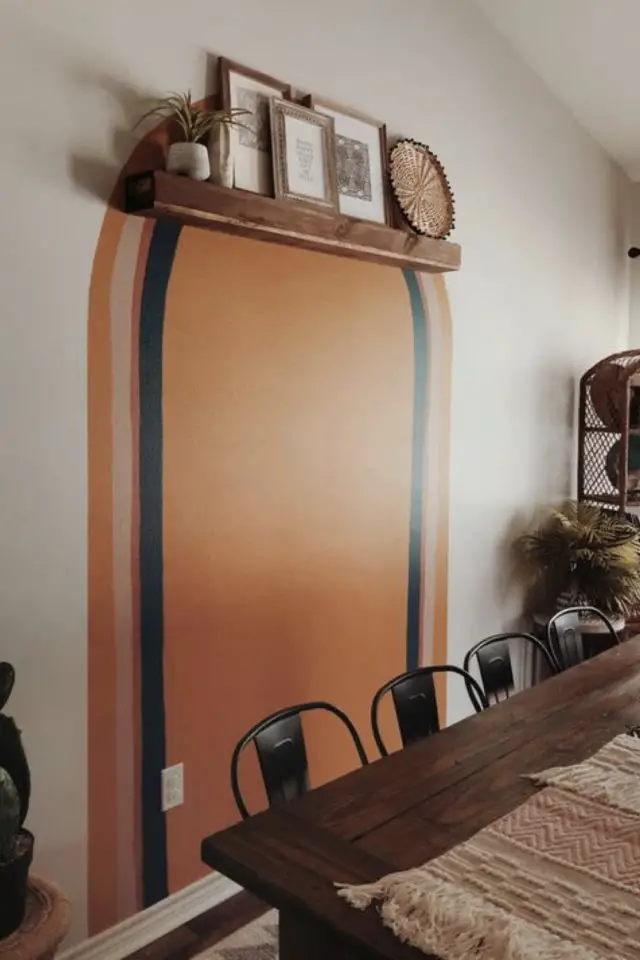 exemple arche deco peinture etagere murale effet rétro orange noir  cadres salle à manger