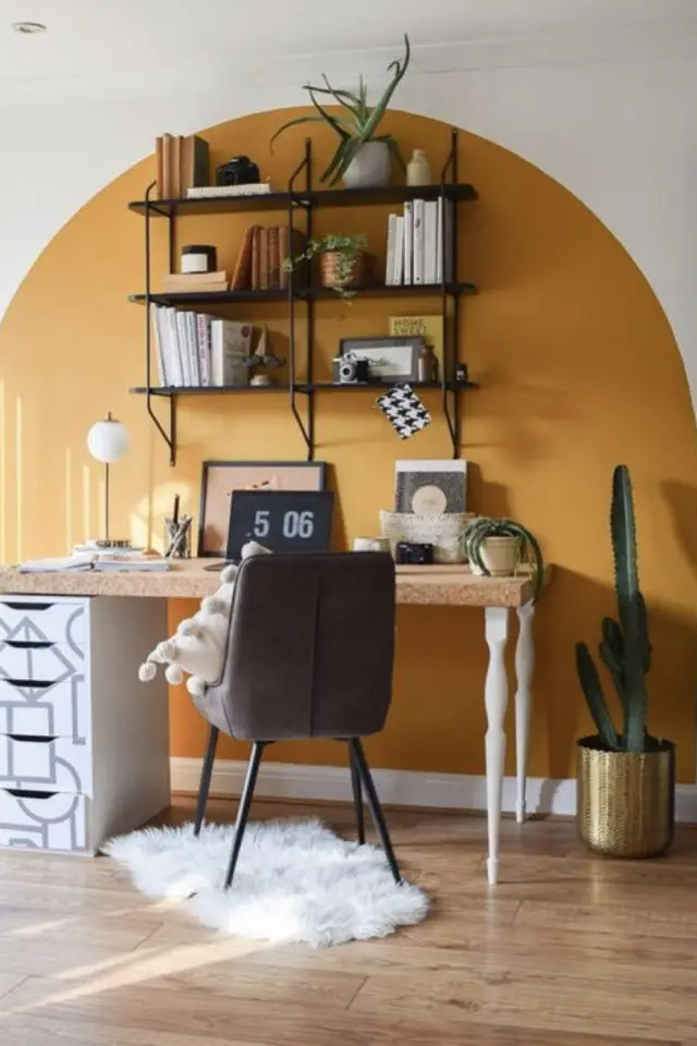 exemple arche deco peinture etagere murale rangement bureau jaune moderne télétravail