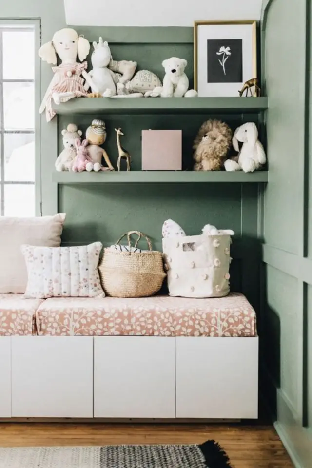 exemple chambre enfant moderne vert sauge peinture murale étagère ton sur ton banc rangement blanc banquette assises coussin