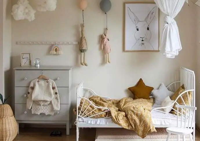 exemple chambre enfant scandinave moderne couleur neutre ciel de lit lit blanc commode grise