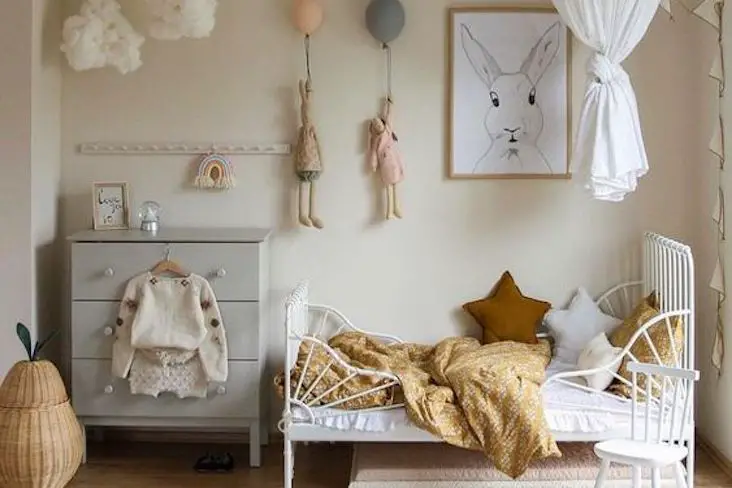 Armoire pour chambre d'enfant bébé de style scandinave avec penderie