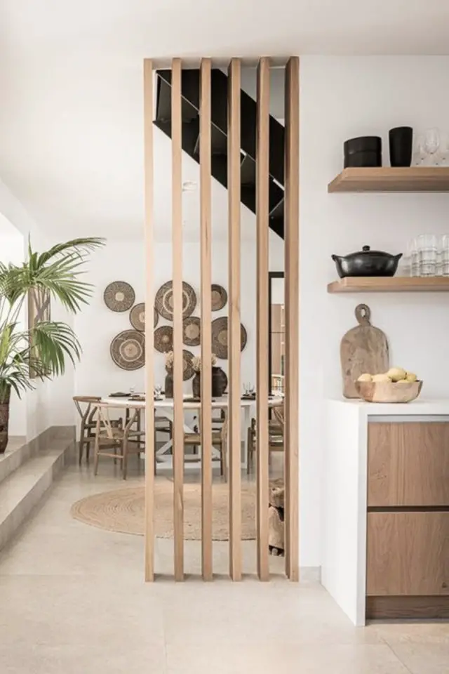 exemple claustra bois interieur moderne petite séparation cloison cuisine salle à manger séjour vertical