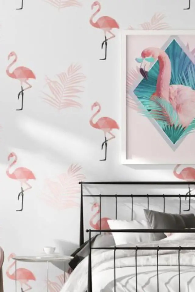 exemple papier peint flamant rose decoration chambre à coucher adulte lit en métal noir