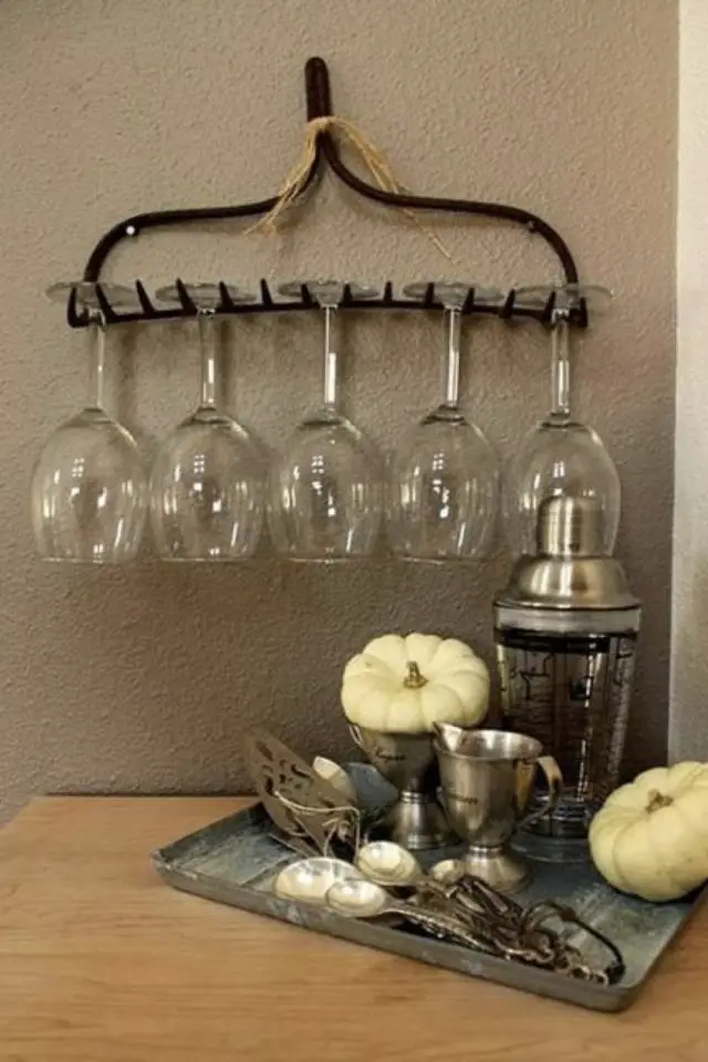 exemple recyclage deco DIY cuisine rangement verre à pied râteau vintage