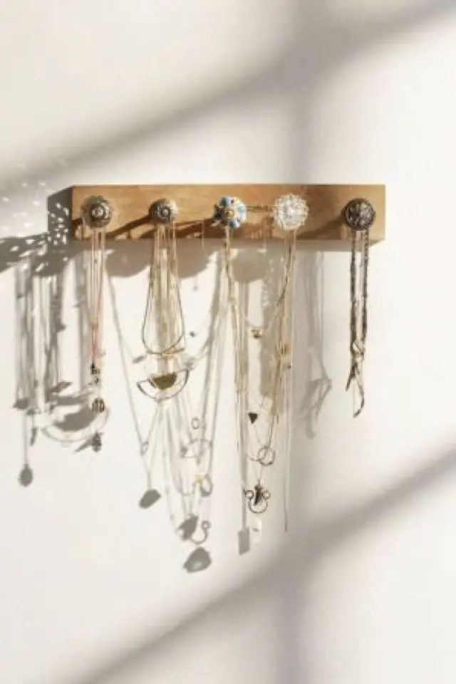 exemple recyclage deco DIY portant à bijoux poignée bouton de porte vintage