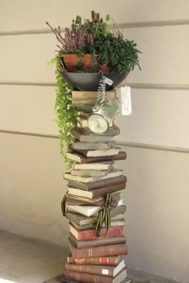 exemple recyclage decoration pile de livre support pour plantes vertes