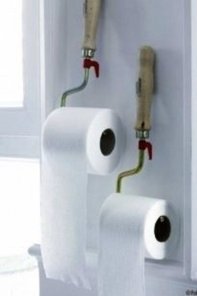 exemple recyclage decoration rouleau à peinture transformé dérouleur papier toilettes