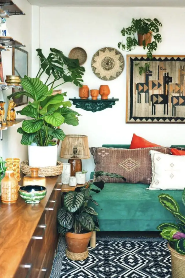 exemple salon eclectique canape couleur vert mur blanc meuble en bois plantes vertes bohème moderne