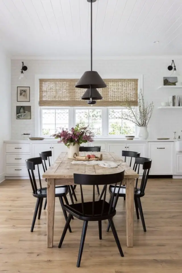 exemple table repas cuisine décor style farmhouse mobilier blanc élégant bois parquet détails noirs lampe suspension chaise