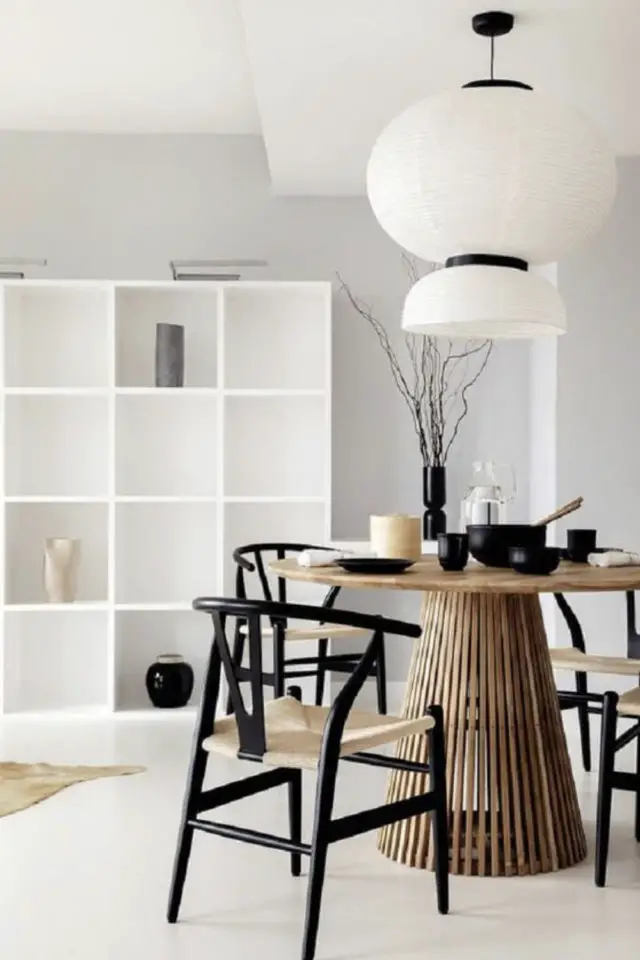 exemple utilisation detail noir decoration chaise armature contraste bois salle à manger minimaliste table ronde bois