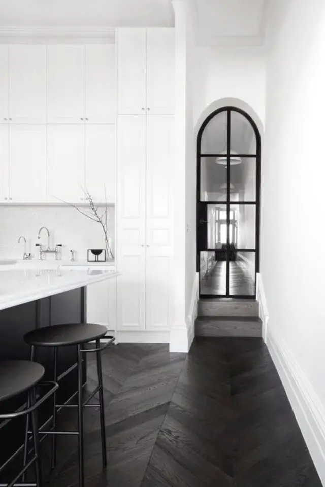 exemple utilisation detail noir decoration architecture intérieur porte vitrée arche arrondie cuisine blanche couloir