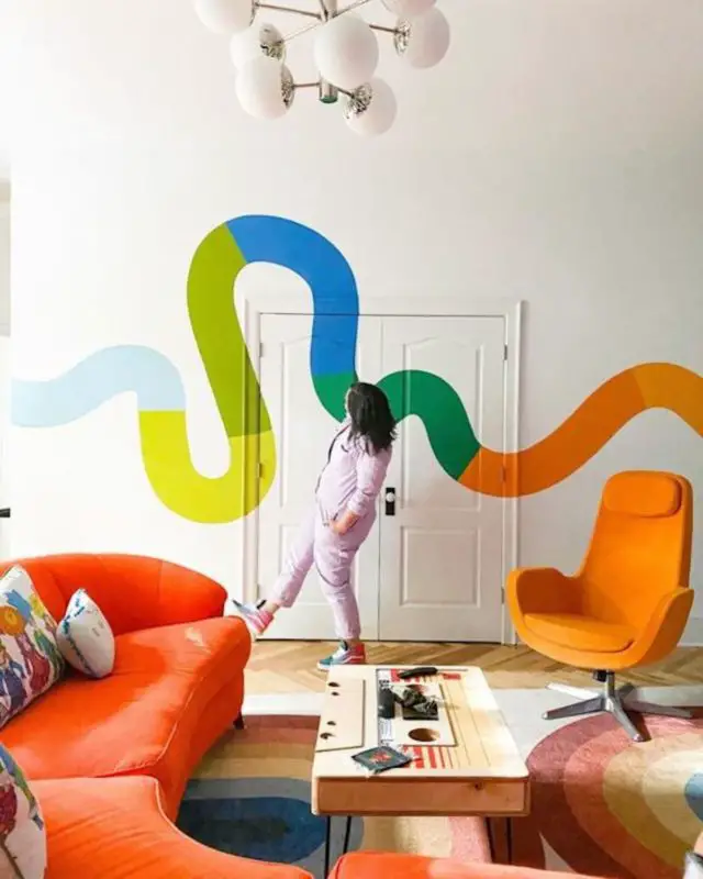 fresque murale simple couleur exemple salon éclectique moderne canapé arrondi orange
