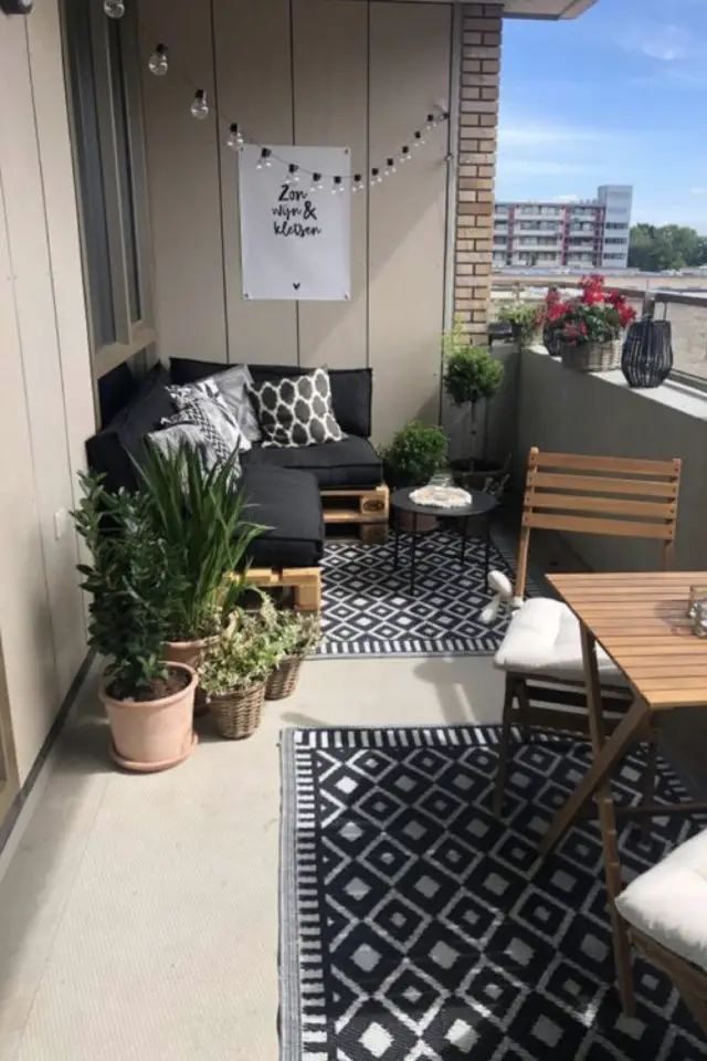 idee a copier balcon tapis noir et blanc petite banquette angle table en bois