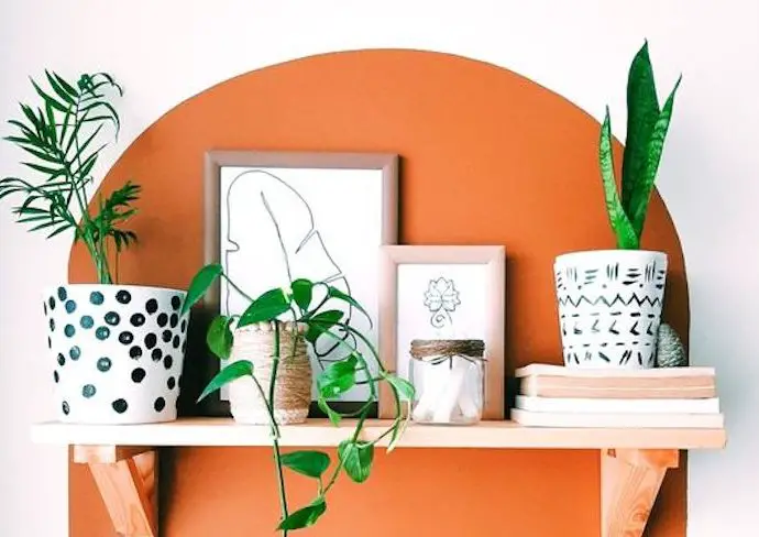 idee deco moderne arche peinture couleur orange terracotta étagère bois plantes vertes décor mural cadres