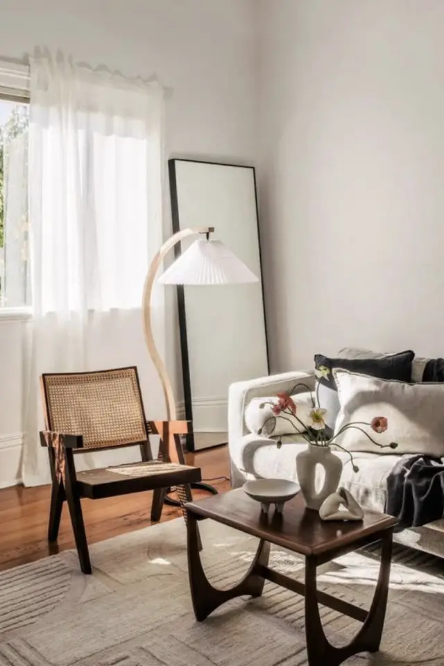 interieur cosy et minimaliste exemple salon séjour moins mais mieux fauteuil cannage