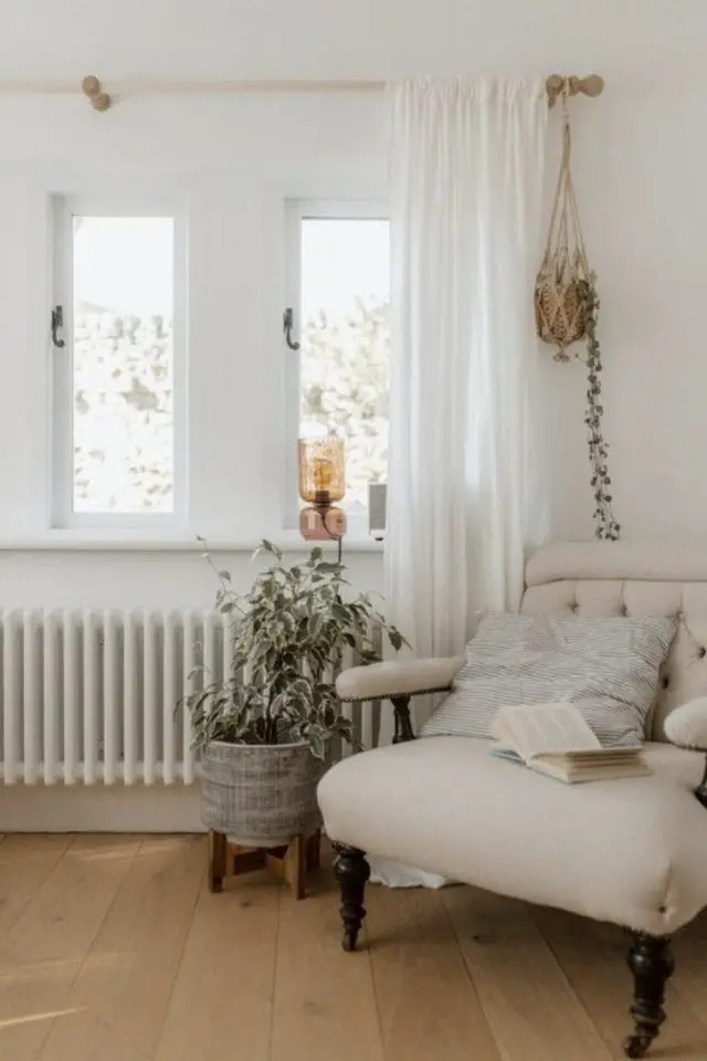 interieur cosy et minimaliste exemple fauteuil beige plantes vertes salon séjour