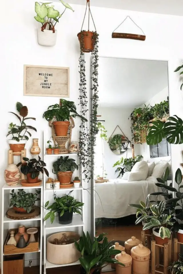 interieur moderne deco plantes exemple chambre adulte petite étagère blanche miroir simplicité