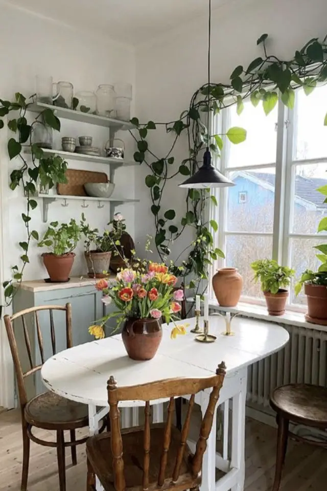 interieur moderne deco plantes exemple décoration cuisine table ovale chaise vintage étagères suspendues lumière
