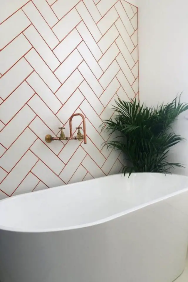joint de carrelage couleur exemple mur derrière la baignoire chevron blanc détail rouge