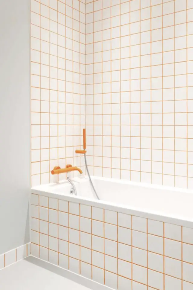 joint de carrelage couleur exemple baignoire encastrée salle de bain carreaux faïence carré blanc