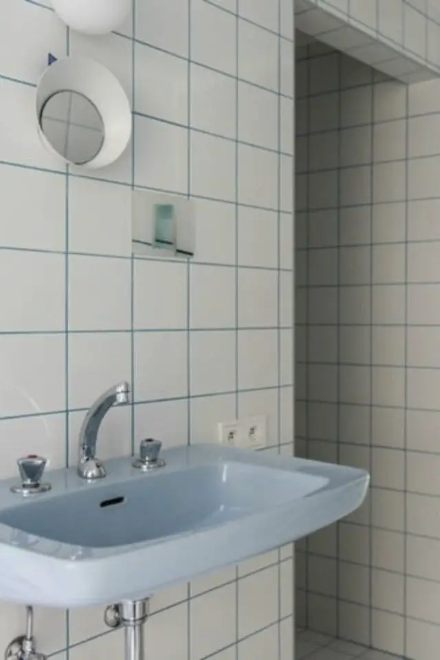 joint de carrelage couleur exemple salle de bain bleu et blanc carreaux faïence carrée lavabo bleu