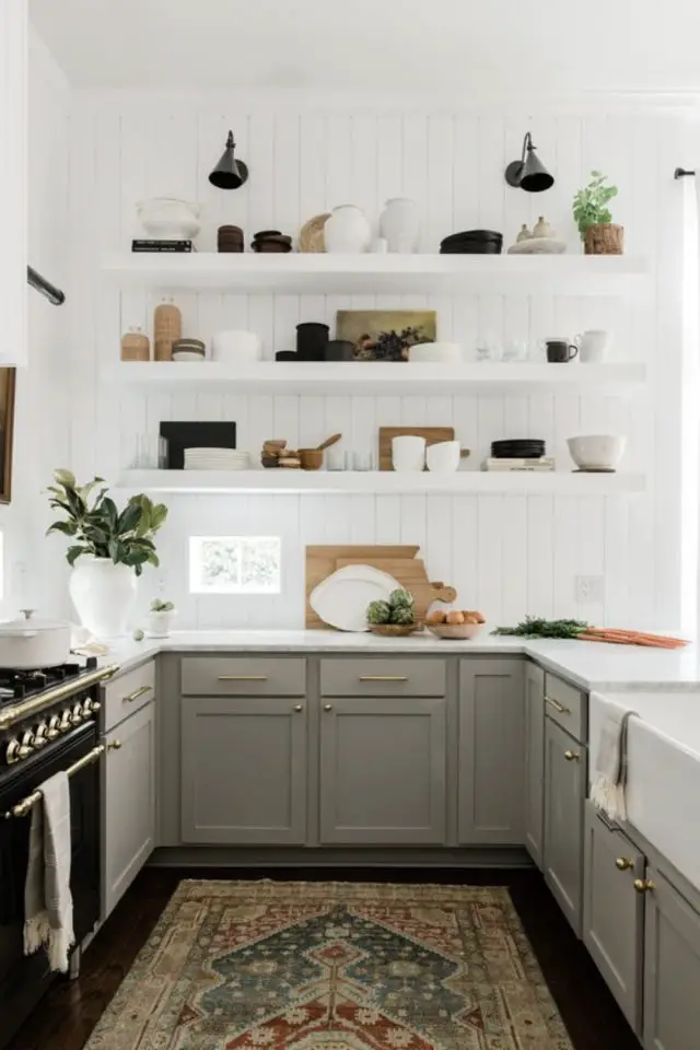 mini cuisine en longueur exemple moderne petit appartement étagère murale mobilier vert sauge