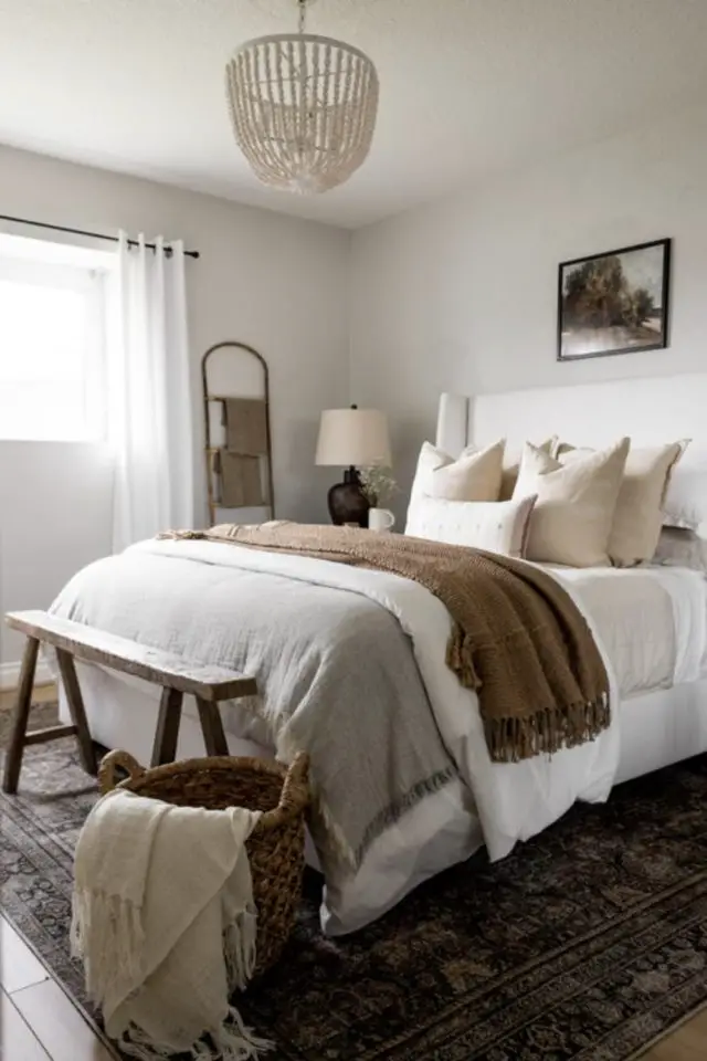 relooker chambre adulte exemple amboance slow couleurs neutres gris ocre foncé linge de lit banc en bois bout de lit