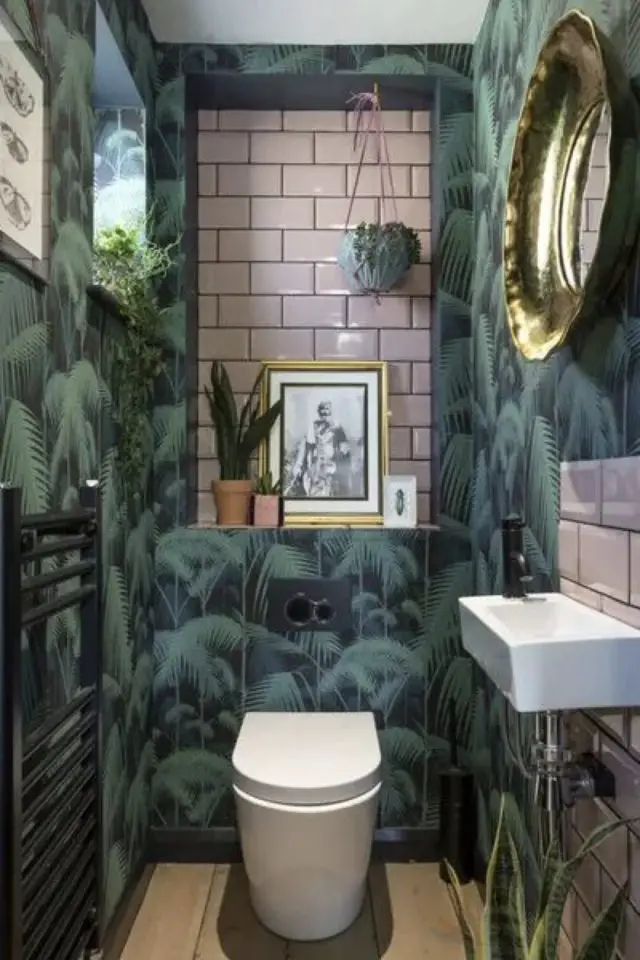 toilettes separes salle de bain decoration original carrelage métro rose papier peint tropical vert