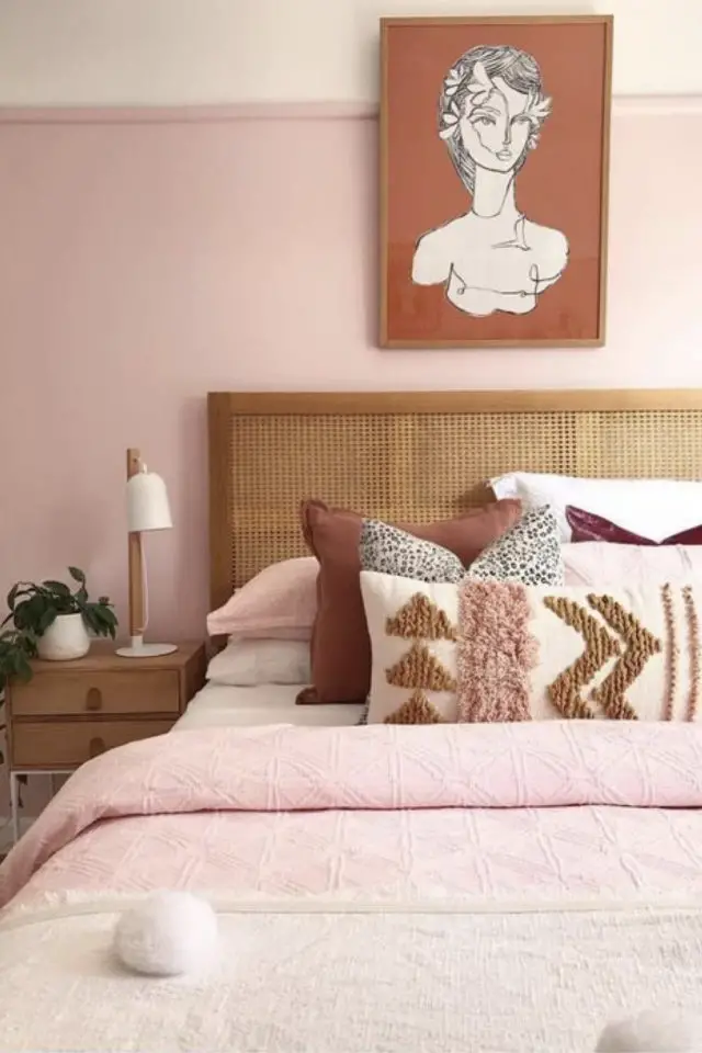 decor printanier chambre adulte peinture murale rose tête de lit cannage moderne tableau terracotta