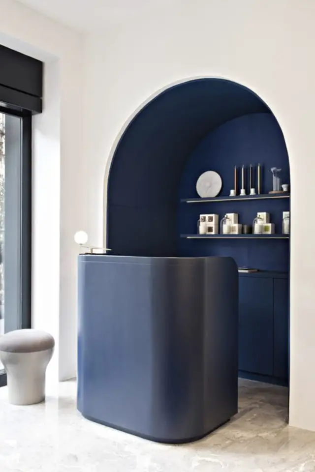 decoration elegance arche cloison niche décaissée création bal couleur bleu marine