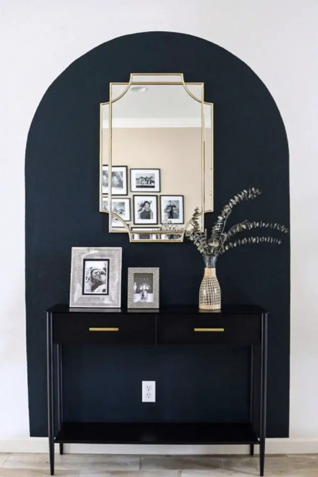 exemple arche peinture miroir art déco couleur sombre bleu nuit presque noir console ton sur ton