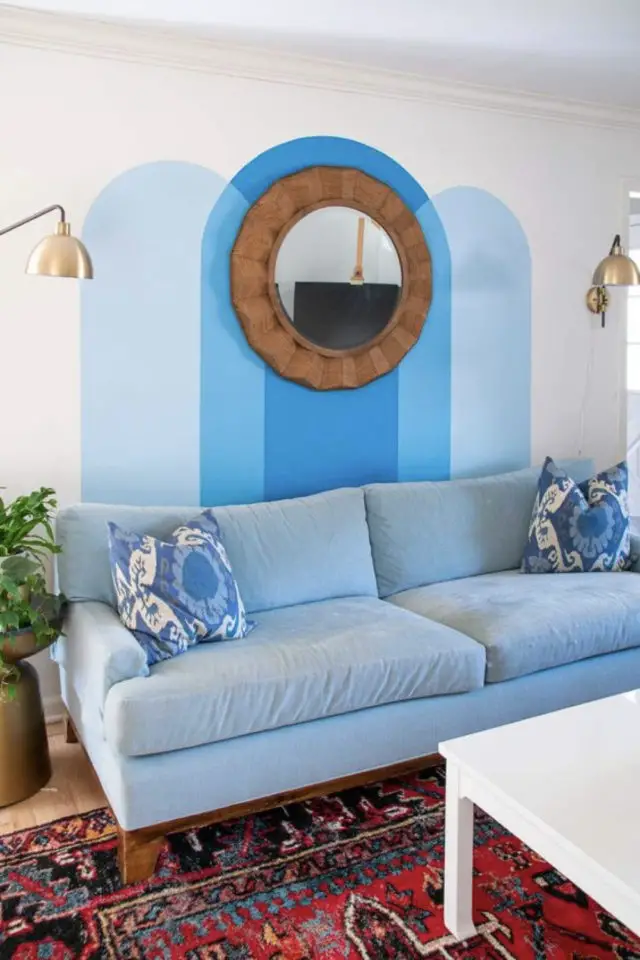 exemple arche peinture miroir dégradé de bleu derrière canapé salon rotin