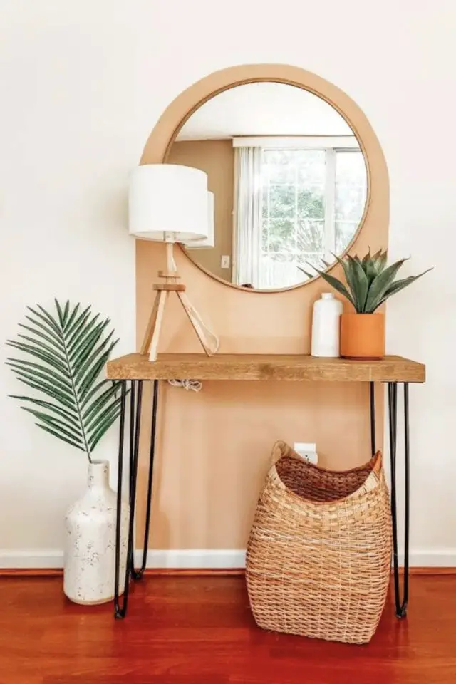 exemple arche peinture miroir grand format rond couleur rose saumon console en bois piètement noir plantes lampe à poser avec abat-jour