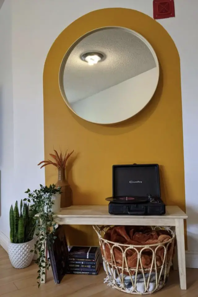 exemple arche peinture miroir rond encadrement bois couleur jaune petit banc en bois clair