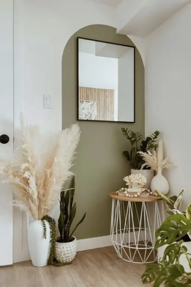 exemple arche peinture miroir rectangulaire simple et classique couleur verte angle de pièce blanche herbe de pampa petit meuble appoint