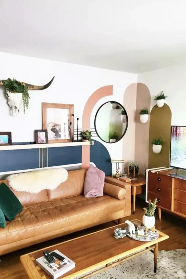 exemple arche peinture miroir rond excentré décor mural graphique original salon séjour canapé cuir