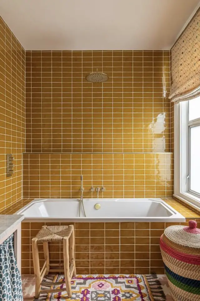 exemple couleur vive petite salle de bain carrelage jaune moutarde vintage