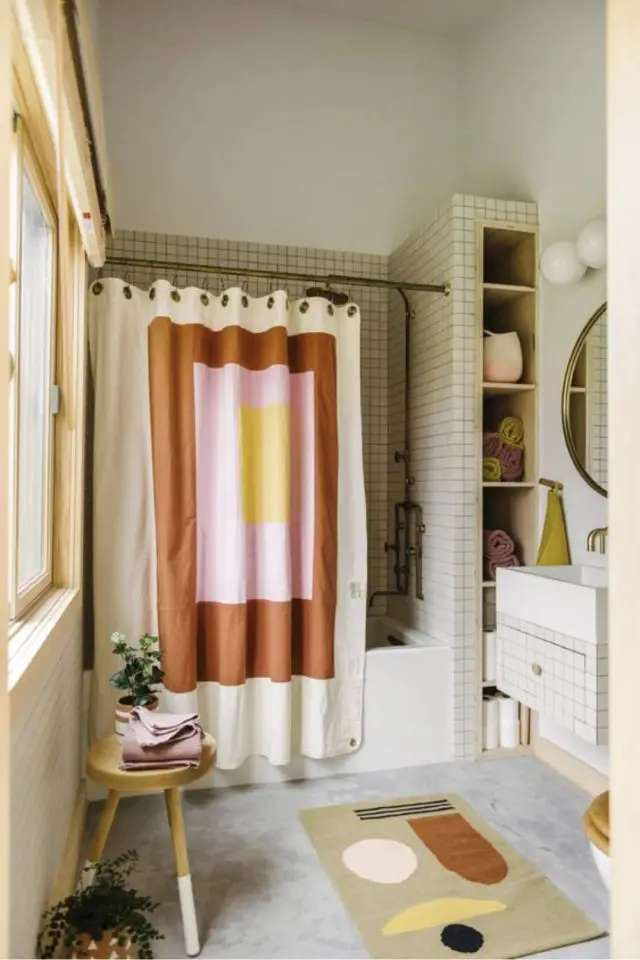 exemple couleur vive petite salle de bain rideau de douche terracotta rose jaune