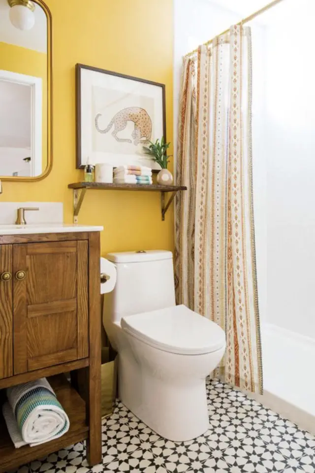 exemple couleur vive petite salle de bain peinture jaune rideau de douche détail orangé