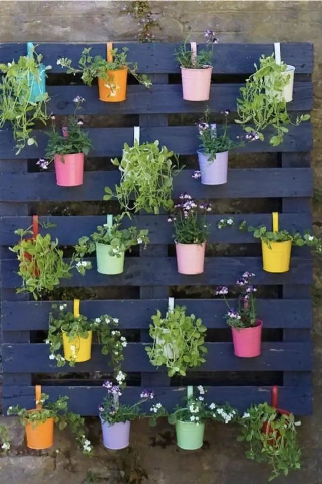 exemple diy recup jardin palette peinture foncée pot de fleurs accrochés coloré