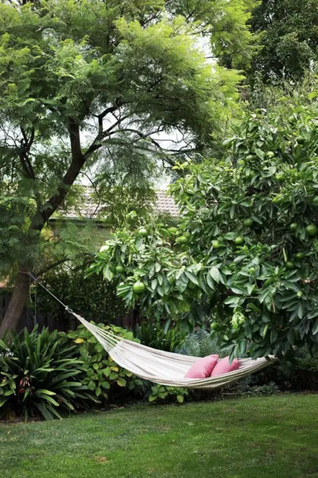 exemple meuble jardin repos hamac suspendu en toile sous les arbres