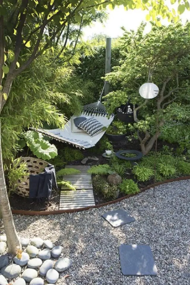 exemple meuble jardin repos hamac juste à côté de l'allée caché dans les arbre ombre pratique