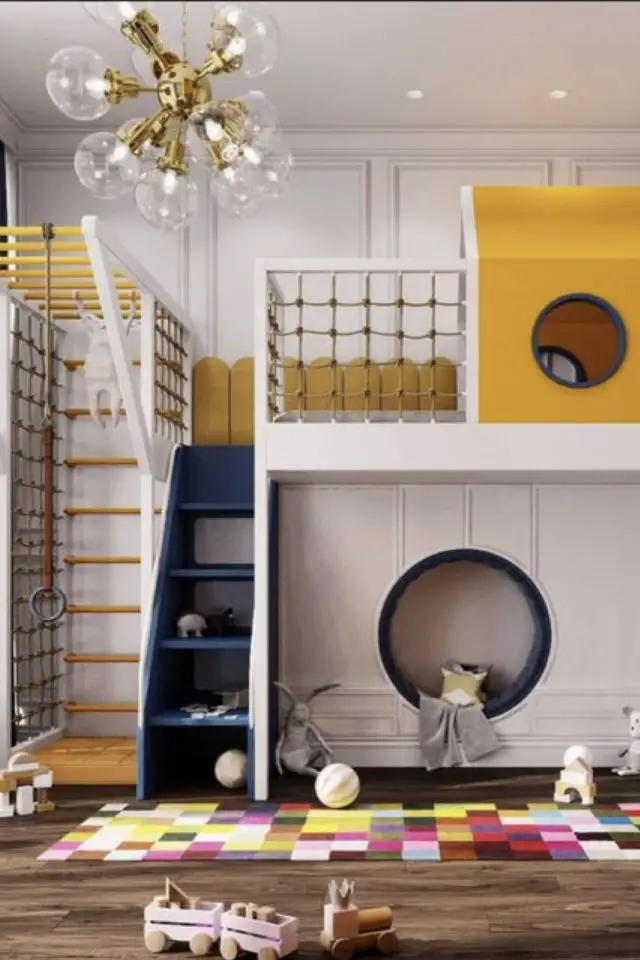 exemple mezzanine chambre enfant aménagement ludique blanc jaune bleu