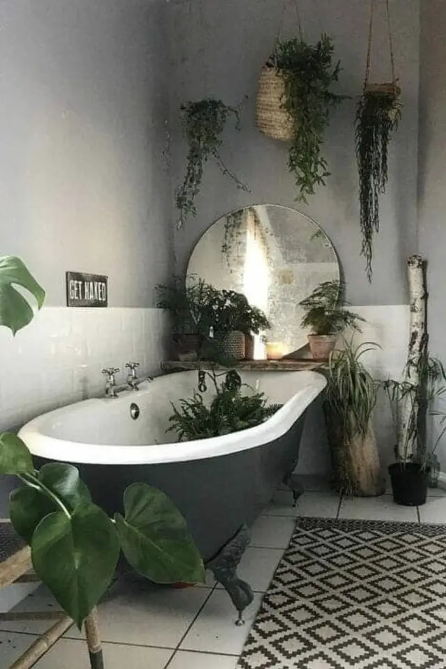 exemple petite salle de bain blanc gris style classique chic baignoire sur pied noir plantes vertes miroir rond