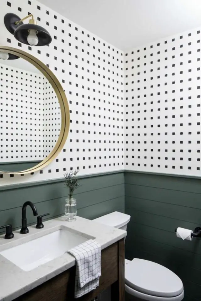 exemple petite salle de bain bleu vert soubassement lambris peinture vert associé papier peint noir et blanc