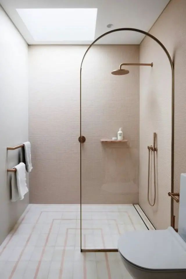 exemple petite salle de bain rose porte de douche arrondie élégante