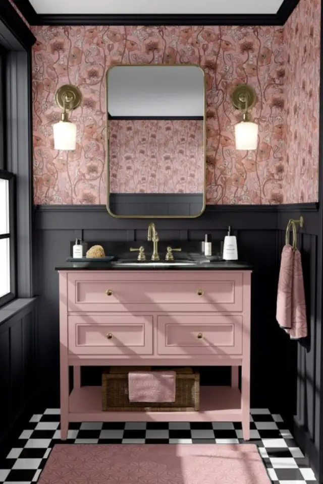 exemple petite salle de bain rose papier peint meuble vasque associé à du noir esprit boudoir