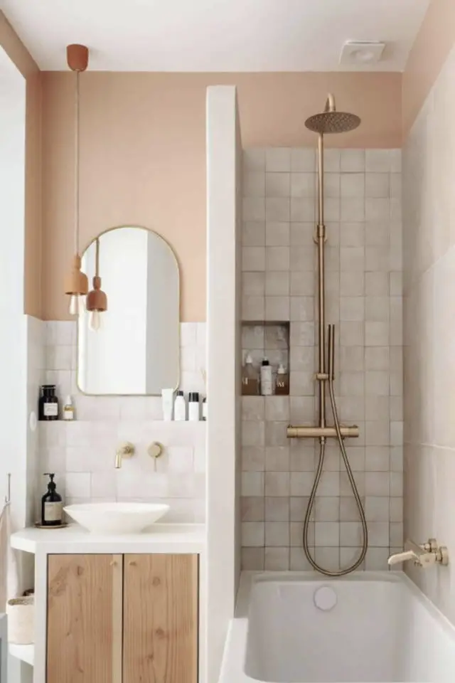exemple petite salle de bain rose peinture saumon miroir arrondi en haut