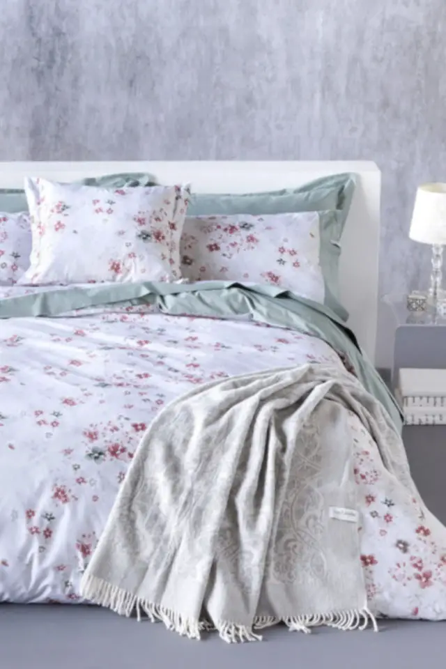 ou trouver parure lit motif floral Housse de couette en coton bicolore 260x240 vert sauge blanc fleurs roses traditionnelle classique
