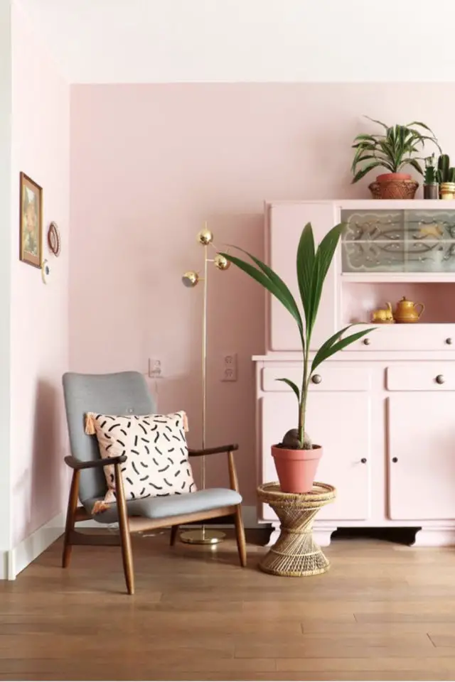peinture mur rose plantes vertes salon séjour pastel vaisselier ancien peint fauteuil gris